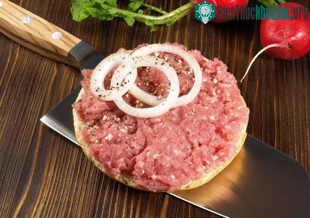 Mett có nghĩa là "thịt heo băm nhỏ".