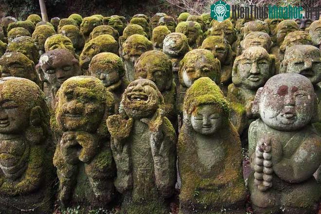 Tượng đá trong đền Otagi Nenbutsu-ji ở Kyoto, Nhật Bản.