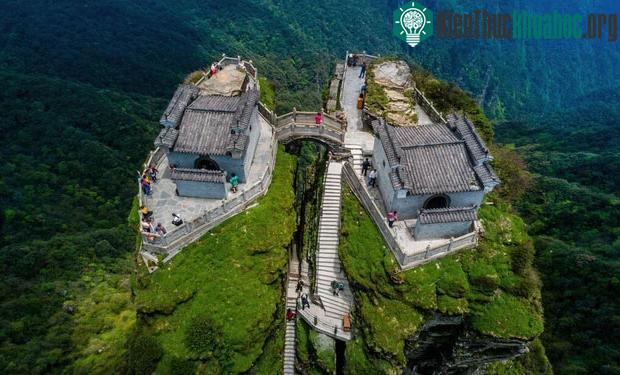 Hai ngôi chùa thờ phụng hai tín ngưỡng Phật giáo khác nhau