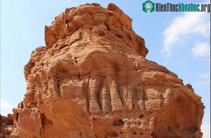 Bức phù điêu lạc đà nổi tiếng, đã bị hư hại một phần do xói mòn từ bão cát