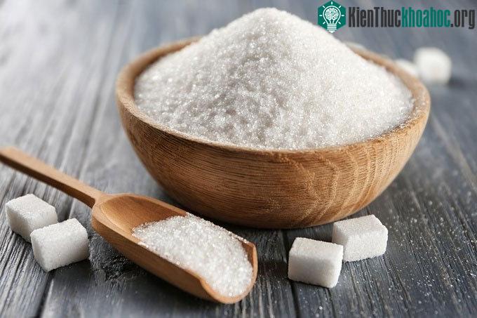 Đường là gia vị quen thuộc với mọi gia đình Việt.