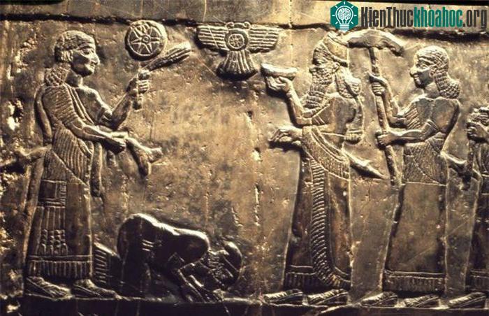 Hình khắc trên tấm bia đá Black Obelisk