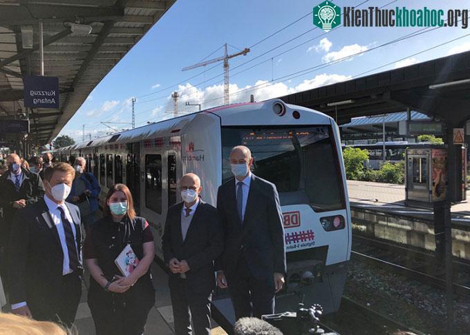 Các quan chức năng dự buổi ra mắt tàu tự lái ở Hamburg.