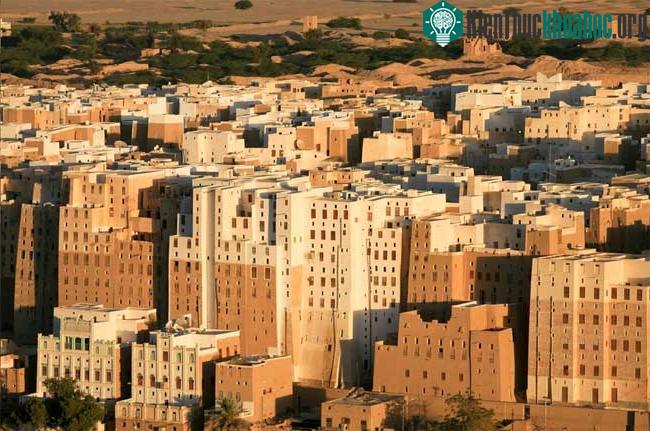 Khám phá những tòa nhà chọc trời bằng bùn giữa lòng Yemen ảnh 1
