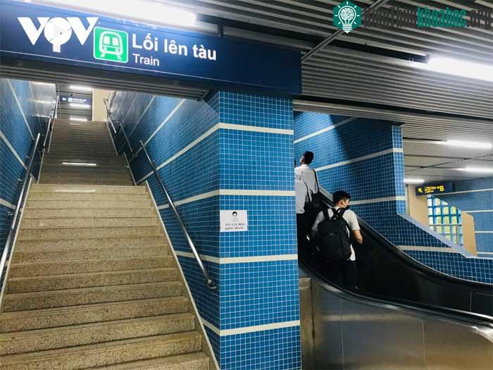 Các lối lên, xuống đều có biển chỉ dẫn in 2 thứ tiếng Việt và tiếng Anh.