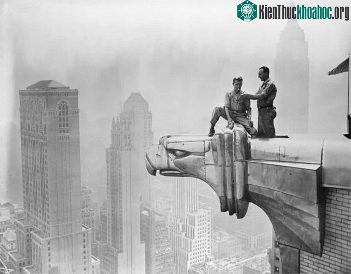 Công nhân làm việc trên một gác kiếm tại thành phố New York, Mỹ