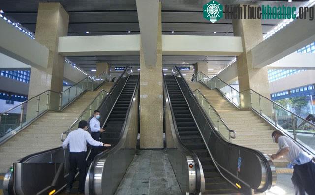 Hệ thống tháng máy và thang bộ được lau dọn sạch sẽ trước ngày đi vào hoạt động, khai thác.