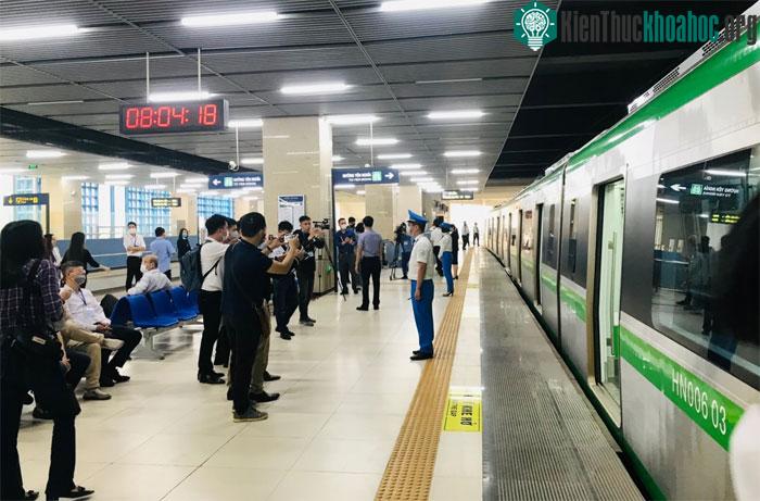 Tại tất cả các vị trí sẽ có nhân viên hướng dẫn khách.