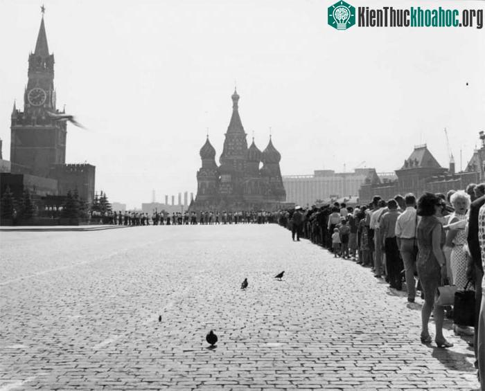 Du khách xếp hàng dài ở Quảng trường Đỏ để vào thăm lăng Lenin