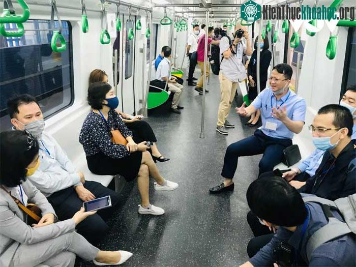 Trong khoang tàu có bố trí ghế ngồi dọc 2 bên thân tàu