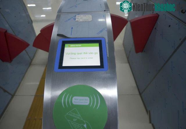 Khách đi tàu mua vé qua hệ thống bán vé tự động để lấy thẻ lên tàu.