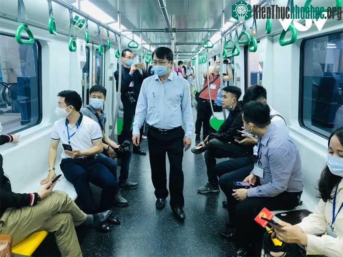 Khi vận hành, bên trong đoàn tàu có các nhân viên an toàn làm nhiệm vụ hướng dẫn khách