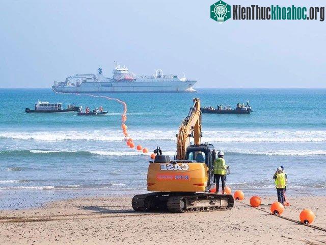 Khi đến đích, tàu đặt cáp không thể tiếp cận bờ biển.