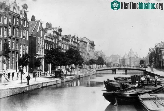 Những ngôi nhà dọc theo một con kênh ở Amsterdam, Hà Lan