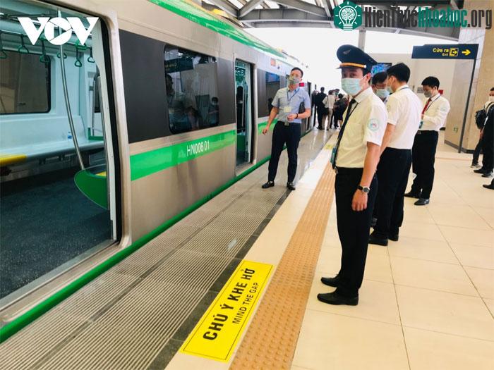 Cảnh báo khe hở giữa tàu và đường ray cho khách chú ý.