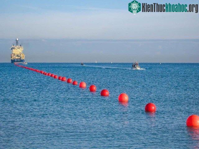 Phao sẽ được sử dụng để dẫn cáp quang vào bờ, đặt nổi trên mặt biển.