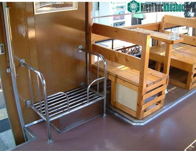 Nội thất ghế gỗ khá đơn giản nhưng cũng rất đặc trưng của đường sắt.