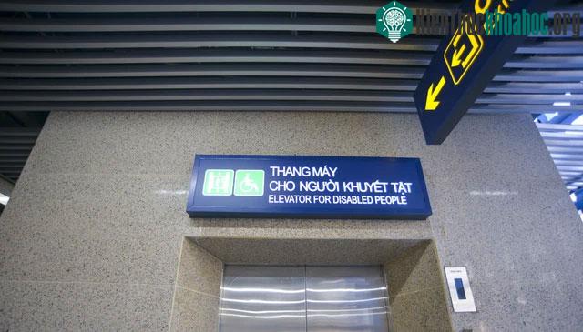 Thang máy cho người khuyết tật ở các ga.