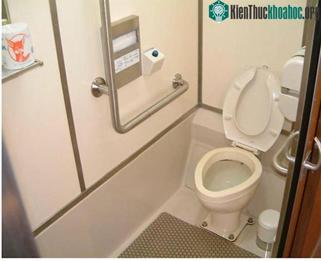 Các thiết bị rửa tay và bệ xí theo kiểu Nhật được đặt tại một đầu xe.