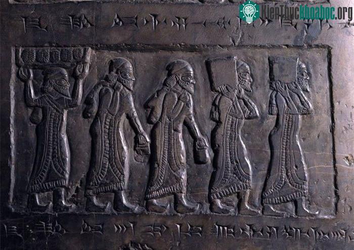 Obelisk được tạo ra vào năm 825 trước Công nguyên trong sân của một tòa nhà chính ở Kalhu.