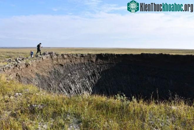 Miệng hố rộng 40 mét phát hiện năm 2014 được cho là tạo thành từ một vụ nổ "cryovolcanism".