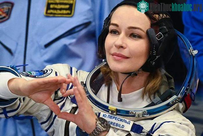 &nbsp;Nữ diễn viên Yulia Peresild trong bộ trang phục phi hành gia