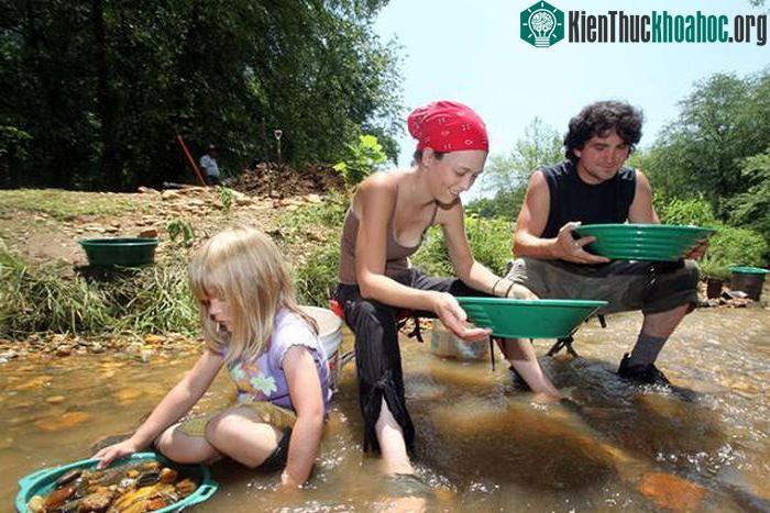 Họ chôn nhiều vật thiêng và kho tàng nhiều báu vật