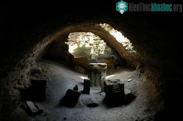 Không gian rộng rãi ở bên dưới phần mộ