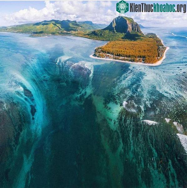 Nhìn từ máy bay, du khách sẽ thấy như dưới biển có một thác nước khổng lồ.