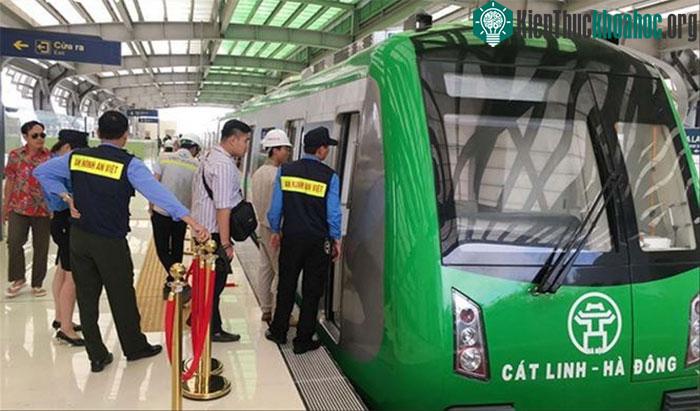 12 nhà ga trên tuyến được vệ sinh sạch sẽ