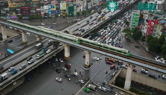 Khi chạy thử nghiệm, xuất hiện hình ảnh hiếm thấy khi 2 đoàn tàu chạy song song.