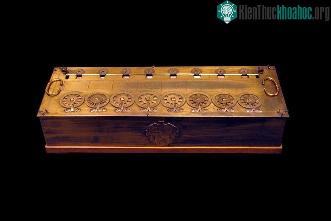 Pascaline còn được gọi là máy số học, máy tính đầu tiên của nhân loại