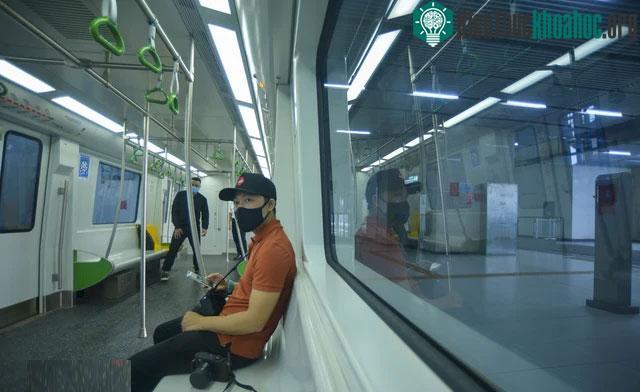 Những toa tàu khá hiện đại, sạch sẽ.