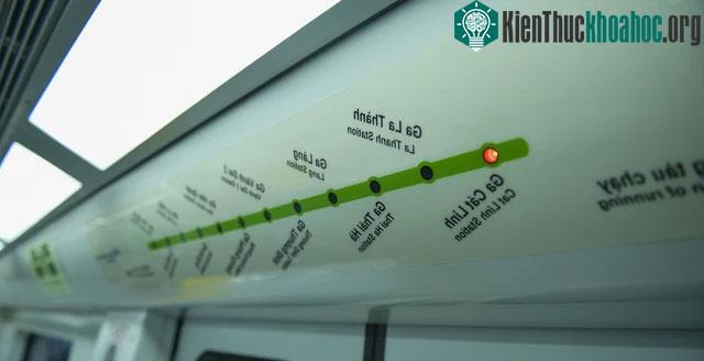 Trên tàu và các nhà ga đều có biển chỉ dẫn, thông tin nơi đến bằng tiếng Việt và tiếng Anh