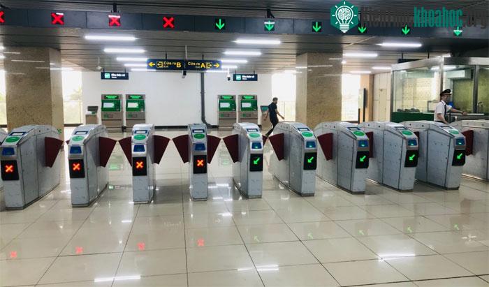 Tất cả đều phải đi qua hệ thống cửa tự động.