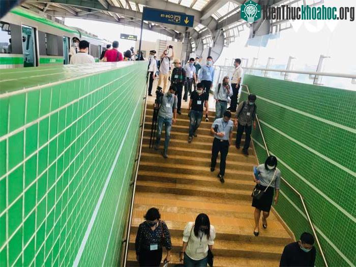 Kết thúc hành trình, khách đi thanh bộ hoặc thang máy để ra ngoài.