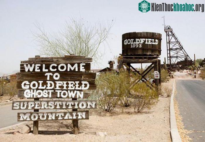 Khi các tu sĩ Tây Ban Nha đến vùng đất nay là 2 bang Arizona và New Mexico để truyền giáo, người da đỏ giúp họ đào vàng gửi về dâng cống Vua Tây Ban Nha