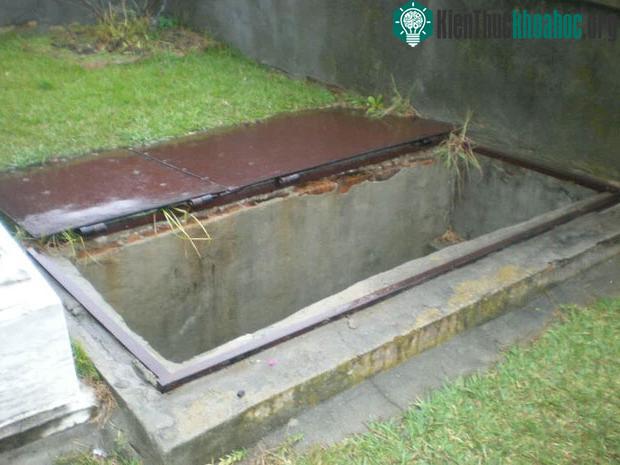 Phần cửa dẫn lối đi xuống bên dưới