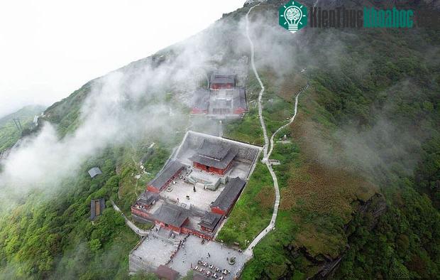 Xây dựng chùa cần vật liệu đá khối, sửa chữa cầu đá cũng cần nhiều vật liệu khác nhau.