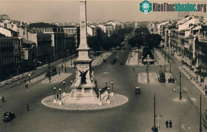 Avenida da Liberdade là một đại lộ quan trọng ở trung tâm Lisbon, Bồ Đào Nha.
