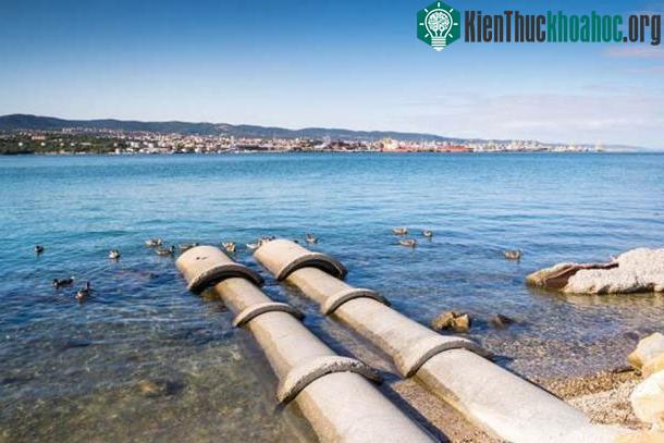 &nbsp;Nhiều công trình cần được dựng dưới nước, ảnh ống bê tông đi ra biển
