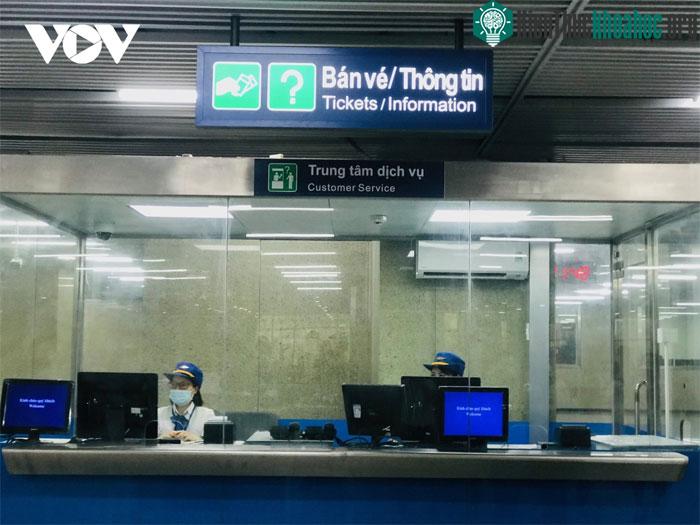 Các nhân viên tại quầy thông tin và bán vé cho khách có nhu cầu.
