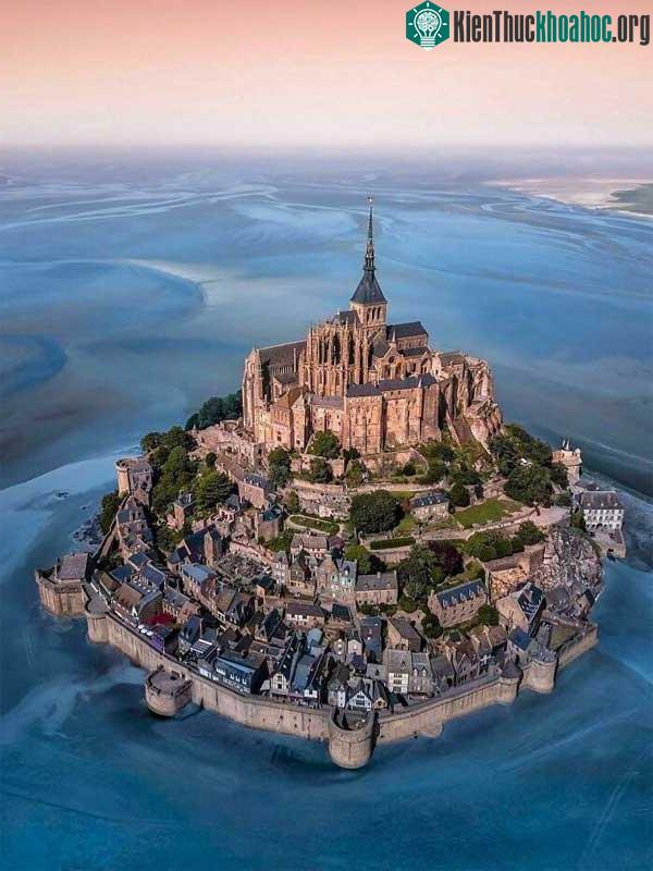Hòn đảo Mont Saint Michel ở Pháp.