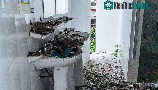 Nhà vệ sinh mới xây bị hư hỏng nặng nề