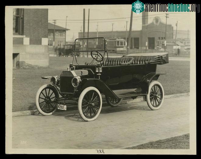 Một mẫu xe Ford Model T đời đầu sử dụng bánh gỗ.