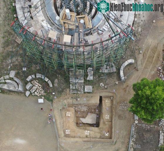Tòa nhà thế kỷ 4 trước Công nguyên nằm trên địa điểm của di chỉ có từ thế kỷ 6 trước công nguyên