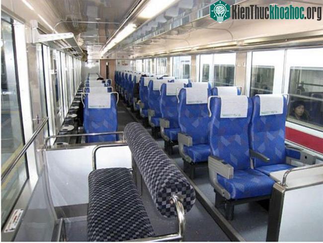 Kiha 40 hẹp hơn một chút so với Kiha 48 vì có hai cabin trên một toa xe.