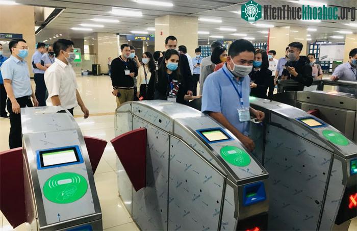 Sau khi quẹt thẻ xong, chốt cửa tự động mở ra cho khách lên tầng 3 để đợi và chuẩn bị lên tàu.