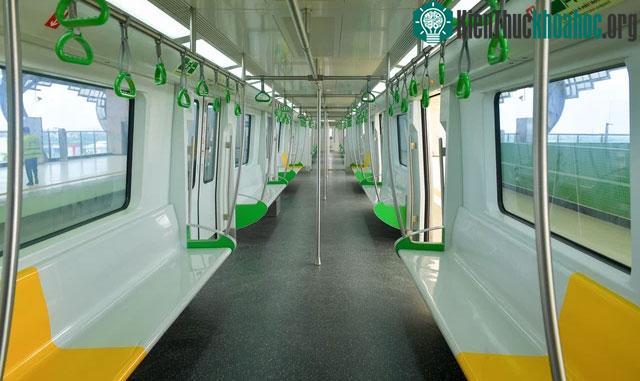 Toa khách rộng khoảng 2,8 m, bố trí 6 ghế dài