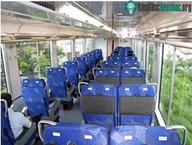 Hai loại đầu ra điều hòa không khí được đặt trên đầu mỗi khoảng trống giữa các ghế.